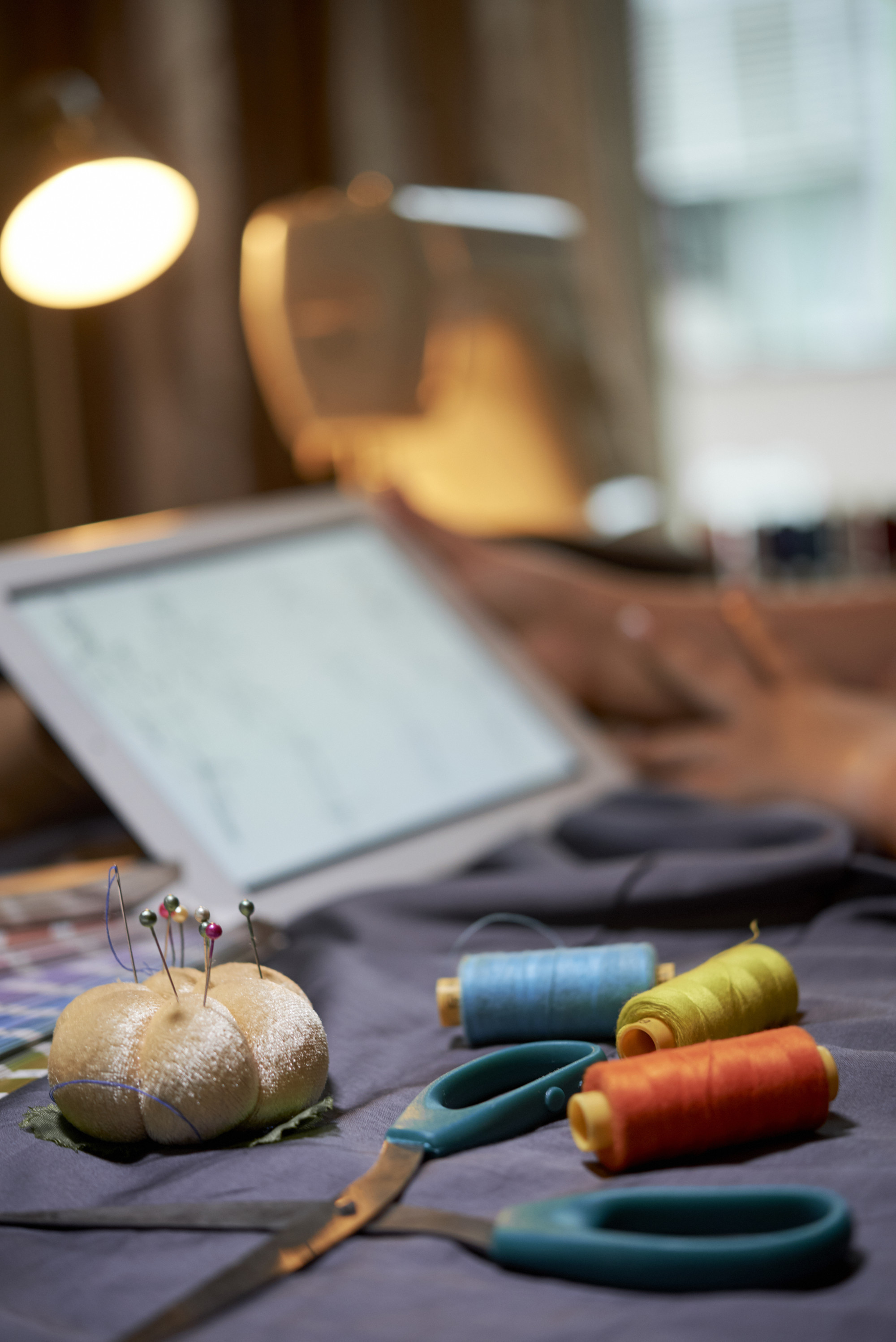 Studio con tavolo da lavoro e filati ordinati